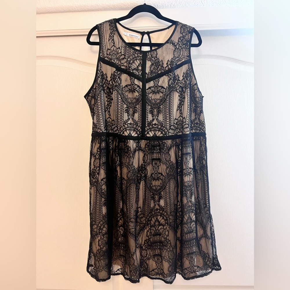 Maurice’s Beautiful Lace Keyhole Dress - Picture 3 of 11